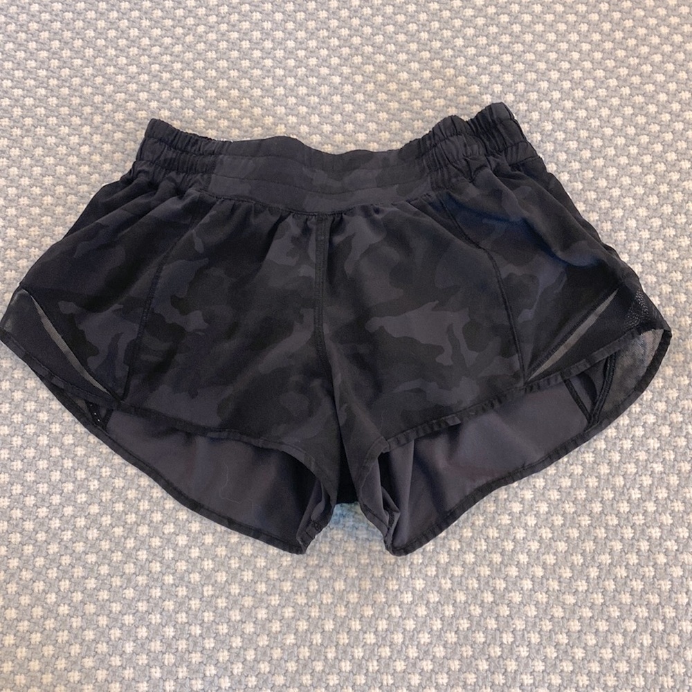 Lululemon black camo hotty hot shorts 2.5